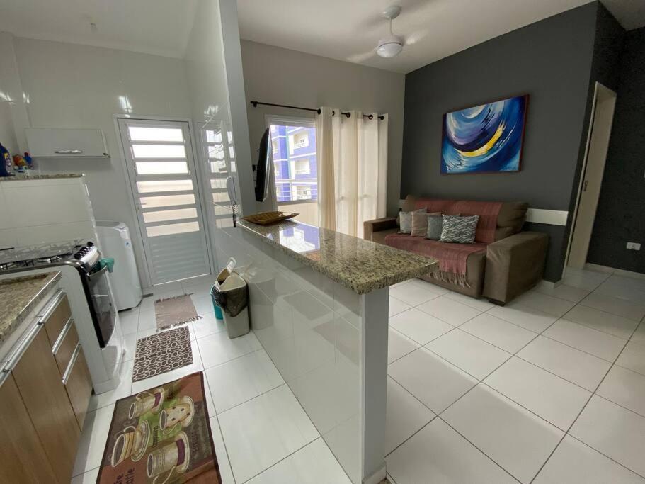 Aconchegante No Itagua, Ar Nos 2 Quartos Apartamento